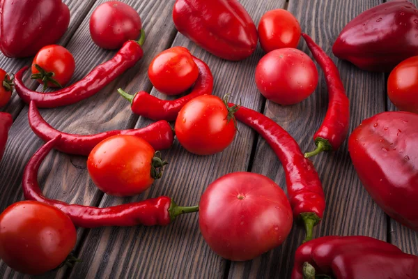 El juego de verduras rojas en la mesa de madera — Foto de Stock