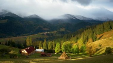 Sabah vakti, dağ köyünün muhteşem manzarası. Arka planda büyük dağlar var. 4K, UHD video