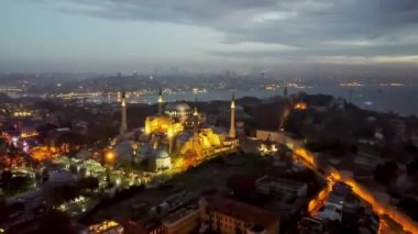 Şafak vakti en büyük hindi şehri. Ayasofya Camii 'nin havadan görünüşü ve İstanbul' un gece manzarası