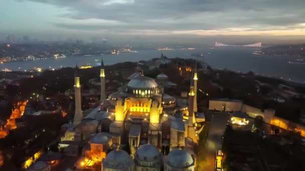Turkeys largest city at dawn. Aerial view of Hagia Sophia mosque and view of Istanbul in night — Stock Video