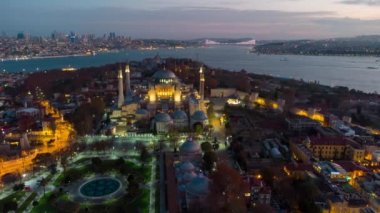 Şafak vakti en büyük hindi şehri. Ayasofya Camii 'nin havadan görünüşü ve İstanbul' un gece manzarası. Zamanlamalar