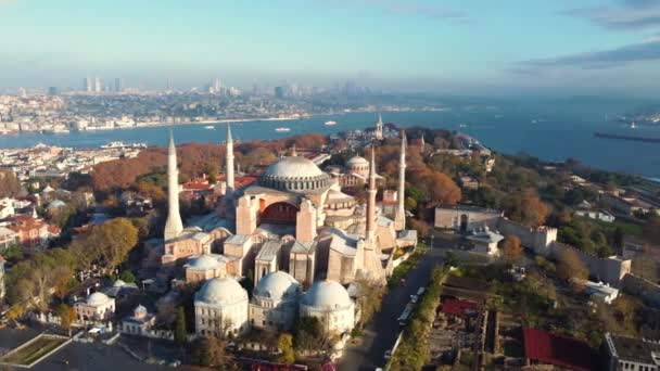 Turkeys largest city at dawn. Aerial view of Hagia Sophia mosque and view of Istanbul in day — Stock Video