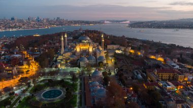 Şafak vakti en büyük hindi şehri. Ayasofya Camii 'nin havadan görünüşü ve İstanbul manzarası