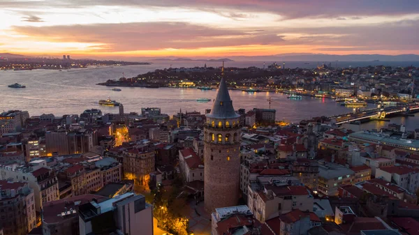 Kalkoenen grootste stad bij zonsopgang. Luchtfoto van de Galata toren in Istanbul, Turkije. Europees deel van de stad. Stockfoto