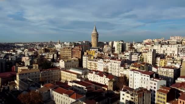 Luchtfoto van de Galata toren in Istanbul, Turkije. Europees deel van de stad. — Stockvideo