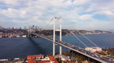 İstanbul Boğazı Köprüsü 'nün havadan görünüşü. İstanbul Şehir Manzarası. Türkiye 'de 4K İHA Görüntüsü.