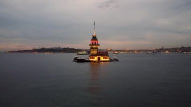 Bakire Kulesi ve İstanbul Boğazı 'nın havadan görünüşü. Türkiye 'de 4K Görüntüsü