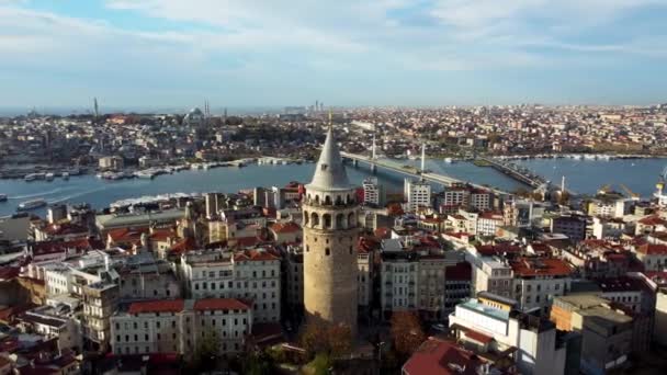 İstanbul 'daki Galata kulesinin havadan görüntüsü, Türk. Şehrin Avrupa bölgesi. — Stok video