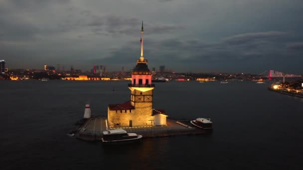 Widok z lotu ptaka na Wieżę Dziewic i Stambuł Bosfor. Nagranie 4K w Turcji — Wideo stockowe