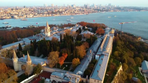 Aerial view of Topkapi Palace and Historical Peninsula in Istanbul. 4K Footage in Turkey — Stock Video