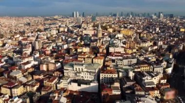 İstanbul 'daki Galata kulesinin havadan görüntüsü, Türk. Şehrin Avrupa bölgesi.