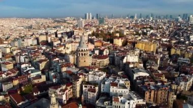 İstanbul 'daki Galata kulesinin havadan görüntüsü, Türk. Şehrin Avrupa bölgesi.
