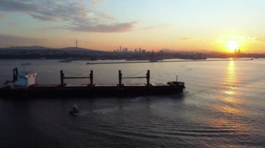 Kargo gemisi İstanbul Boğazı ya da Boğazı 'ndan gün doğumunda kalkıyor. Hava görünümü