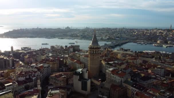 İstanbul 'daki Galata kulesinin havadan görüntüsü, Türk. Şehrin Avrupa bölgesi. — Stok video