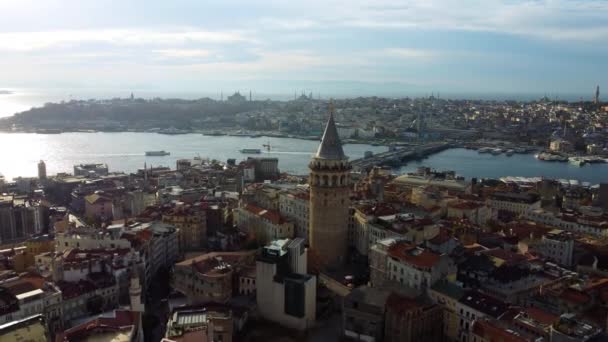 Luchtfoto van de Galata toren in Istanbul, Turkije. Europees deel van de stad. — Stockvideo