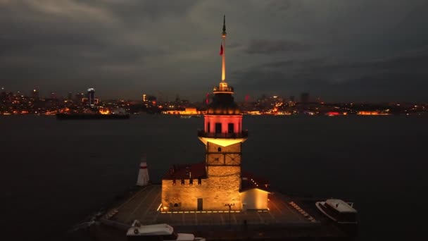 Vista aérea de la Torre de las Doncellas y el Bósforo de Estambul. Filmación 4K en Turquía — Vídeos de Stock