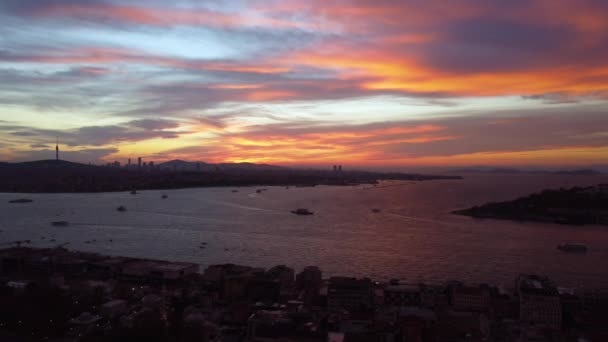 Luftaufnahme des Goldenen Horns von Istanbul bei Sonnenaufgang. Türkei — Stockvideo