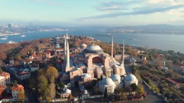 Şafak vakti en büyük hindi şehri. Ayasofya Camii 'nin havadan görünüşü ve gün doğumunda İstanbul manzarası