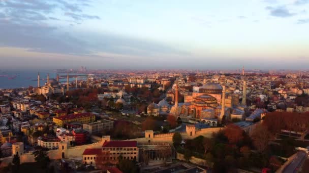 土耳其最大的城市在黎明时分。海格亚索菲亚清真寺的空中景观和日出时的伊斯坦布尔景观 — 图库视频影像