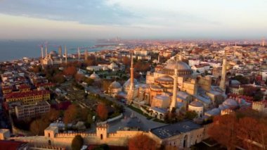 Ayasofya Camii 'nin havadan görünüşü ve İstanbul' un gündüz manzarası