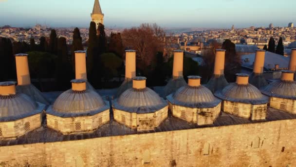 Luftaufnahme des Topkapi-Palastes und der historischen Halbinsel in Istanbul. Verfilmung in der Türkei — Stockvideo