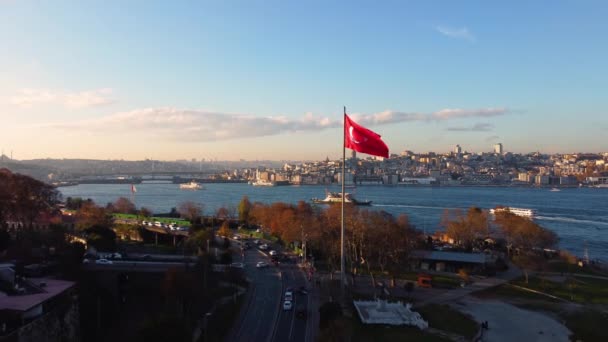 Vista aérea de Istambul Bósforo e Bandeira Turca — Vídeo de Stock