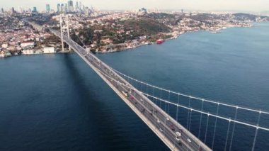İstanbul Boğazı Köprüsü 'nün havadan görünüşü. İstanbul Şehir Manzarası. Türkiye 'de 4K İHA Görüntüsü.