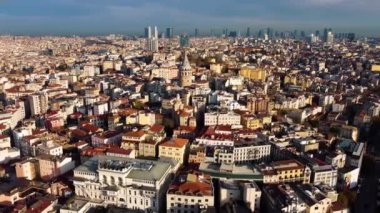İstanbul 'daki Galata kulesinin havadan görüntüsü, Türk. Şehrin Avrupa bölgesi.