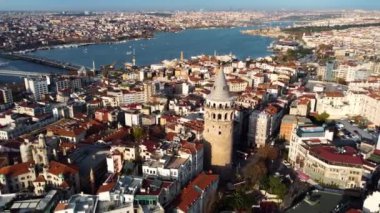 İstanbul 'daki Galata kulesinin havadan görüntüsü, Türk. Şehrin Avrupa bölgesi.