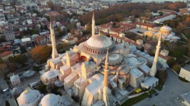 Ayasofya Camii 'nin havadan görünüşü ve İstanbul' un gündüz manzarası
