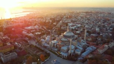 Ayasofya Camii 'nin havadan görünüşü ve İstanbul' un gündüz manzarası