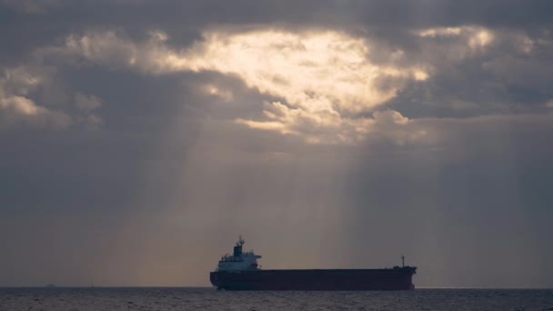 Vrachtschip vaart de Bosporus of Bosporus van Istanbul bij zonsopgang. — Stockvideo