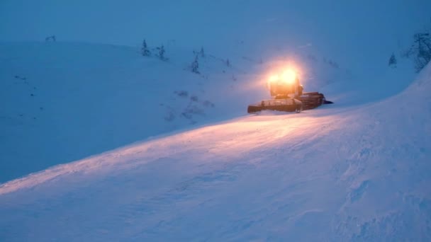 Сніговий газон Snowcat Machines Fix Trail on Ski Resort Slope at Night. — стокове відео