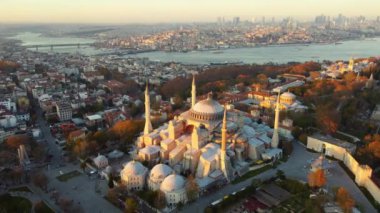 Ayasofya Camii 'nin havadan görünüşü ve İstanbul' un gündüz manzarası