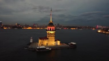 İstanbul 'da gün batımında Bakireler Kulesi' nin etrafında bir uçuş