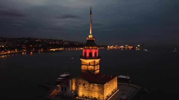 Un vuelo alrededor de la torre de las Doncellas en Estambul al atardecer — Vídeos de Stock