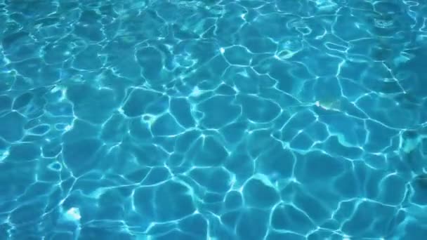 Abstrakter Hintergrund von glitzerndem azurblauem Wasser im Pool — Stockvideo