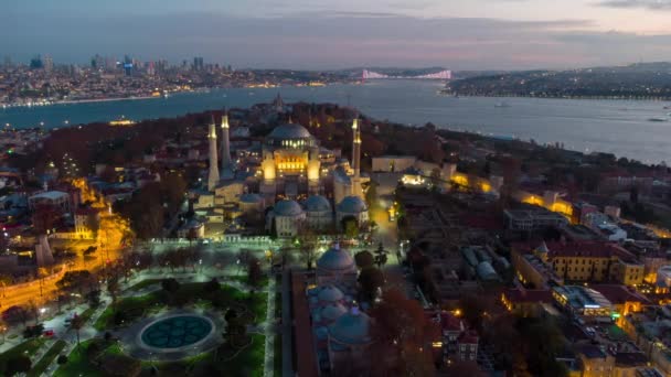 Vue aérienne du temple Hagia Sophia illuminé la nuit à Istanbul — Video