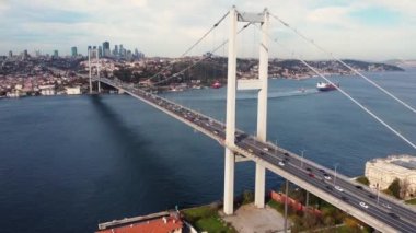 İstanbul 'daki Boğaz Köprüsü' nün sakin deniz üzerindeki insansız hava aracı çekimi