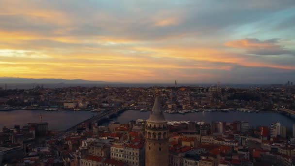 Vista de ángulo alto de la torre iluminada de Galata en Estambul por la noche — Vídeo de stock