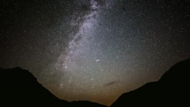 Samanyolu 'nun yıldızlarıyla kaplı gece gökyüzünün zaman çizelgesi. — Stok video