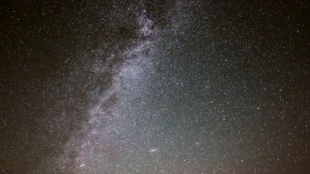 Timelapse disparo del cielo nocturno cubierto con las estrellas de la Vía Láctea — Vídeo de stock