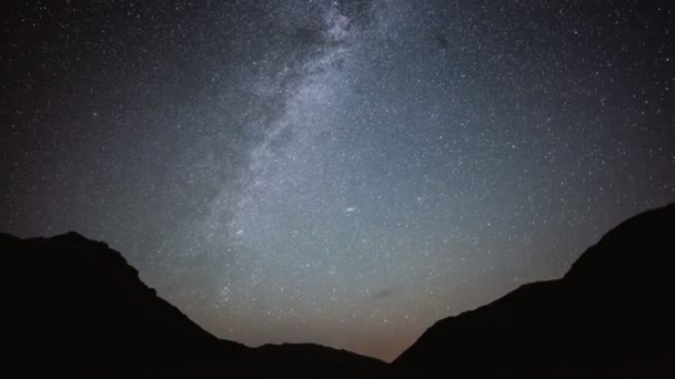 Снимок ночного неба, покрытого звездами молочного пути — стоковое видео