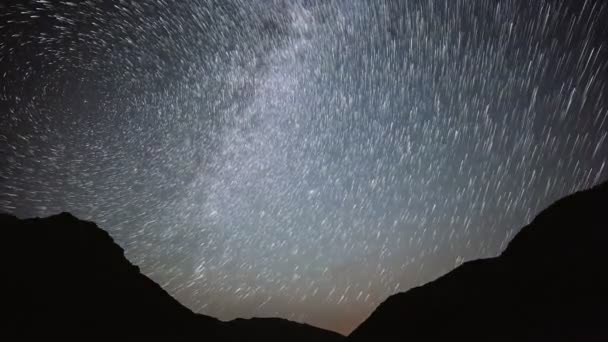 Timelapse tiro de céu noturno coberto com as estrelas de forma leitosa — Vídeo de Stock