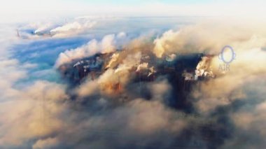 Çalışan çelik fabrikasının duman ve emisyonlarla kaplı üst görünümü