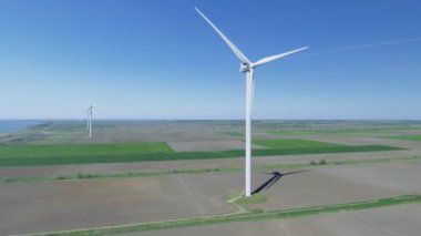 Rüzgâr türbini açık gökyüzünün altında yaz güneşli bir günde kırsalda