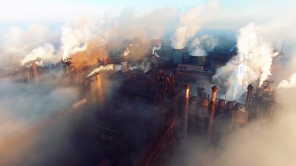 Widok działającej stalowni pokrytej dymem i emisjami — Wideo stockowe