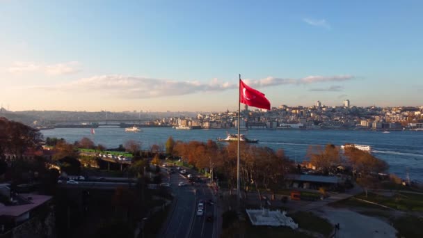 Турецький національний прапор з зіркою і півмісяцем розмахуючи в небі на полюсі. — стокове відео