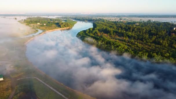 Veduta aerea di un paesaggio spettacolare con il fiume che taglia attraverso la valle sotto nuvole trasparenti — Video Stock