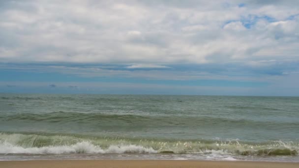 Spokojna powierzchnia morza w porannym słońcu i mglistym horyzoncie — Wideo stockowe